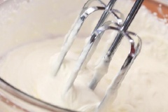 Cho 250ml kem whipping cream vào tô lớn và sâu lòng, thêm vào 30g đường, dùng máy đánh cho đến khi kem bông mịn. Phết một lớp kem whipping lên miếng bánh mì và xếp các loại trái cây lên trên. Làm cho đến khi hết phần nguyên liệu.