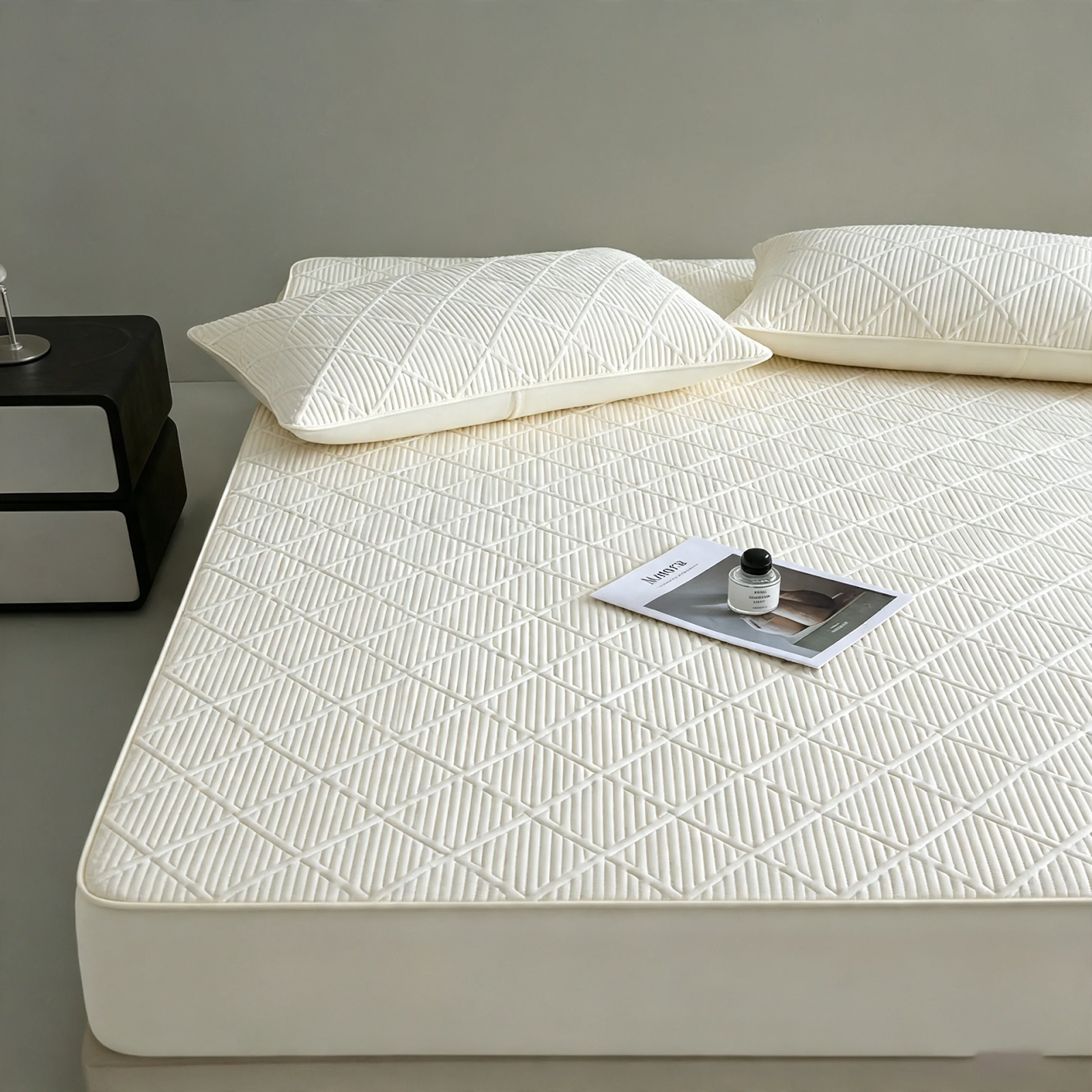 Cotton fitted sheet with anti-slip protection