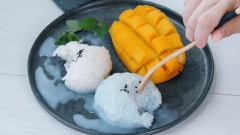 Vê xôi thành nắm to tròn dẹp cho ra đĩa, thêm xoài chín đã cắt, rưới thêm nước cốt dừa nếu thích. Rắc chút mè đen rang thơm lên trên nữa là hoàn tất. Dùng làm món ăn sáng thì ngon hết sẩy luôn nhé!