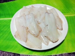 Mực làm sạch và rửa kĩ (nên dùng rượu trắng rửa mực để khử mùi tanh). Sau đó, bạn ướp mực cùng 1/2 thìa bột canh, xoa đều trong và ngoài con mực, để 20 phút cho ngấm nhé!