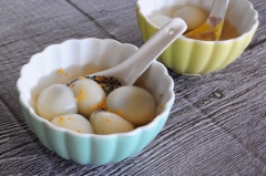 Bánh trôi tàu mè đen đơn giản có hương vị rất tuyệt với vỏ bánh dẻo dai, nhân mè đen thơm lừng, chảy ra chỉ trong một miếng cắn.
