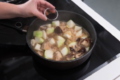 Làm nóng 2 muỗng canh dầu ăn trên chảo, thêm gừng băm, tỏi băm, bầu vào xào. Tiếp theo cho nấm, sò điệp, 1 muỗng cà phê dầu hào,1 muỗng cà phê nước tương, 1/2 muỗng cà phê nước mắm vào trộn đều.