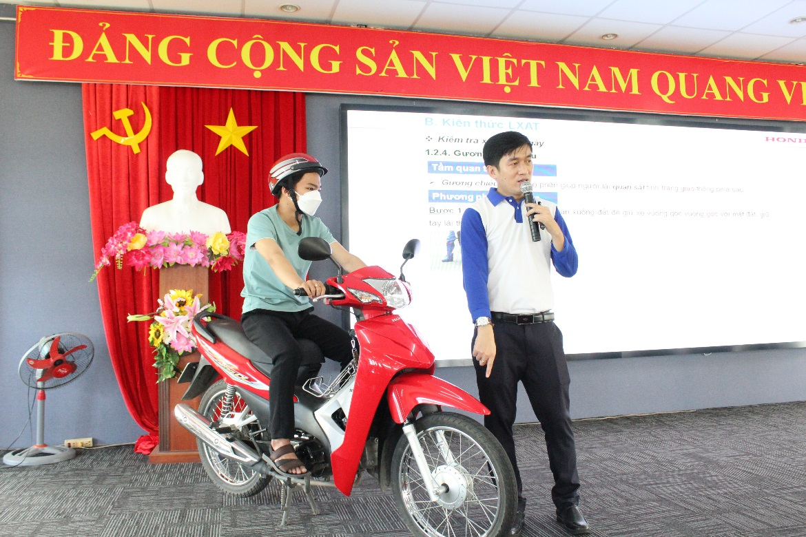 Đại diện công ty Honda Phát Tiến hướng dẫn kỹ năng lái xe an toàn