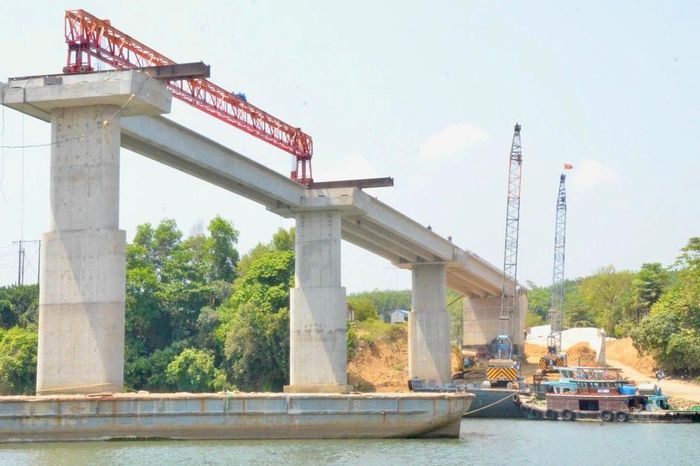 Toàn cảnh lao dầm cầu Hiếu Liêm nối đôi bờ sông Đồng Nai - Báo Xây Dựng
