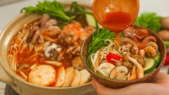 Cho nước lẩu vào nồi ăn lẩu, khi ăn đun sôi nước lẩu, xếp bạch tuộc và các loại rau lên trên, nấu chín rồi thưởng thức cùng với mì Hàn Quốc. Còn gì tuyệt vời hơn khi nắm trong tay cách nấu lẩu nấm kim chi bạch tuộc và thực hiện ngay tại bếp nhà cho cả gia đình cùng thưởng thức. Bạch tuộc tươi ngon, giòn sần sật được nhúng trong nước lẩu chua cay sẽ khiến cả nhà dù no ná thở mà vẫn còn thèm đó nhé.