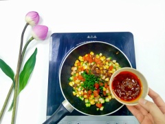 Bắc chảo lên bếp, cho vào 2 muỗng canh dầu ăn, sau đó cho hỗn hợp rau củ đã cắt vào đảo đều khoảng 3 phút. Kế đến nêm nếm nước sốt với 1/4 muỗng cà phê muối, 1 muỗng canh hạt nêm, 1 muỗng canh đường, 2 muỗng canh nước tương, 2 muỗng canh ớt sa tế và 10gr hẹ lá băm nhuyễn. Đảo đều tay khoảng 5 phút cho rau củ thấm đều gia vị.