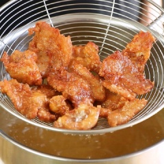 Bắc chảo ngập dầu cho 2 muỗng canh bột chiên vào, khuấy nhẹ rồi cho tiếp thịt ba rọi đã ướp vào chiên. Đảo đều thịt cho đến khi thịt có màu vàng đẹp mắt. Tips: Cho bột chiên giòn vào dầu giúp bột được bám đều khi chiên hơn.