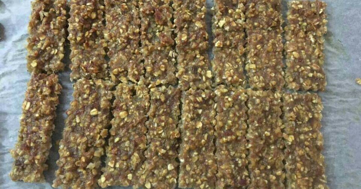 Bánh yến mạch dạng thanh cho bé ăn