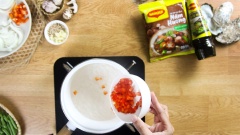 Đun sôi một nồi nước khác, cho vào 1/4 muỗng cà phê muối, trút đậu cô ve và ớt chuông đỏ lần lượt vào trụng sơ rồi vớt ra cho vào thau nước đá lạnh, khi nguội vớt đậu và ớt ra để ráo.