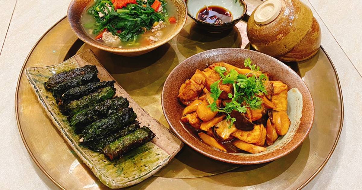 Mâm cơm nhà : chả lá lốt, nấm đùi gà kho nước tương, cải cúc nấu thịt băm