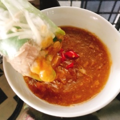 Cho nước chấm gỏi cuốn ra chén, thêm chút ớt và tiêu cho cay thơm là có thể thưởng thức rồi nhé. Đợi Món sốt tương hột chấm gỏi cuốn nguội thì bạn có thể cho vào hũ thủy tinh, đậy kín, bảo quản ngăn mát tủ lạnh để dùng dần nhé. Vị mặn mà, quyện thêm chút ngọt và chua, lại thêm cay nồng của ớt và tiêu sẽ khiến bạn mê mẩn loại thức chấm độc đáo này cho xem.