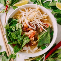 Phở gà kiểu mới giúp bạn có được bữa ăn không chỉ ngon miệng mà còn cung cấp đầy dưỡng chất. Có thể dùng phở cho bữa sáng hoặc các bữa cơm chín để đổi vị cho cả nhà nhé!