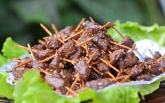 Cho món ăn ra đĩa và ăn kèm với xà lách nếu thích nhé! Vị mặn, giòn giòn mà thưởng thức cùng với cơm đảm bảo hết chê.