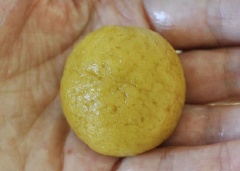 Tiếp theo, chia bột thành những phần nhỏ. Nặn bột thành những viên bóng nhỏ như trong hình nhé. Kích cỡ đường kính của miếng bột khoảng 2.5cm, làm tương tự như vậy cho đến khi hết bột nhé! Sau đó, xếp từng viên bánh vào tấm giấy nến chúng ta đã chuẩn bị. Chú ý xếp chúng cách xa nhau một chút nhé để tránh làm chúng bị dính lại với nhau. Dùng một chiếc nĩa và ấn vào từng viên bánh để tạo hình như trong ảnh. Như vậy khi bánh chín sẽ có những đường rãnh cũng như hơi nứt rất thú vị. Cho bánh vào lò nướng đã được làm nóng sẵn, các bạn nướng bánh khoảng 10 phút.