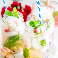 Cho đá viên vào và thưởng thức thôi nào. Bạn có thể trang trí với vài lát chanh, dâu tây hay lá bạc hà tuỳ thích nhé, trông sang chảnh chẳng kém gì ở nhà hàng đúng không nào?