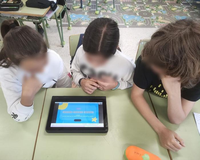 Alumnado participando nun quiz dixital sobre o Día das Letras Galegas na aula