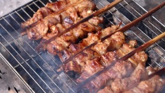 Làm chả quạt: Với phần chả miếng nên chọn ba rọi rút sườn, cắt miếng vừa ăn rồi ướp tương tự như ướp nạc dăm xay. Nếu có thời gian nên để thịt ướp càng lâu càng tốt, có thể để tủ lạnh qua đêm, chả sẽ có vị đậm đà và ngon hơn. Kẹp thịt miếng vào các kẹp tre rồi cho cả hai phần thịt lên nướng bằng than hoa cho vàng đều hai mặt. Vì thịt được ướp với dầu hào và mật ong nên khi nướng thịt sẽ rất mềm ẩm và ngon, không bị khô.