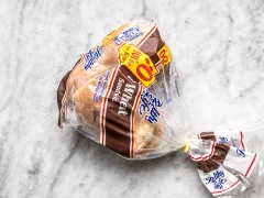 Bánh mì xé nhỏ, cho lên khay nướng và đặt vào lò nướng ở 177 độ C khoảng 15 phút cho bánh mì thật khô, giòn rụm thì lấy ra. Để bánh mì nguội một chút khoảng vài phút. Sau đó cho bánh mì vào máy xay nhuyễn.
