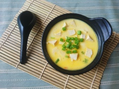 Cuối cùng chỉ cần thêm hành lá cắt nhỏ vào trứng đã hấp là có thể thưởng thức rồi. Nếu thích bạn cũng có thể thêm chút tiêu để tăng hương vị. Trứng mềm mịn, không bị bọt khí, kèm thêm đậu hũ non bùi béo chắc chắc sẽ là món ngon khai vị hoặc bữa sáng mới lạ cho cả gia đình.