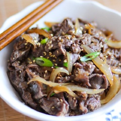 Thịt bò xào hành tây tuy quen thuộc nhưng là một món ăn ngon, giàu dưỡng chất và rất tốt đấy. Lâu lâu thay đổi chút khẩu vị cho cả nhà với món này bạn nhé.