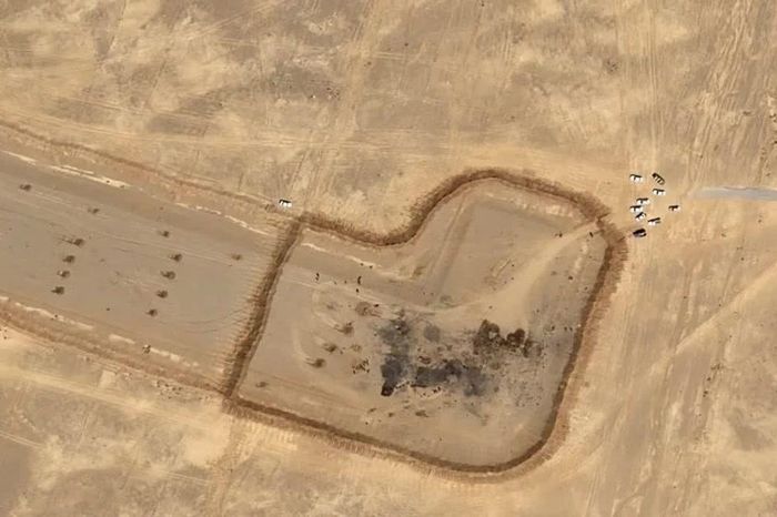 Tàn tích máy bay Mỹ trên đường băng ở Iran sau chiến dịch giải cứu sĩ quan F-15 mất tích - Báo Tiền Phong