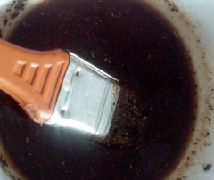 Trộn đều 2 muỗng canh mật ong với 2 muỗng canh nước tương, 2 muỗng canh dầu hào, 1 muỗng canh giấm, 1/2 muỗng canh dầu mè và 1 bịch bột ngũ vị hương để làm hỗn hợp quét.