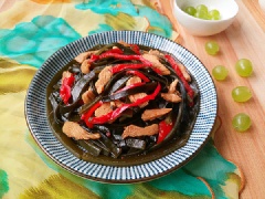 Thịt gà xào tảo bẹ ớt đỏ không cầu kỳ nhưng thành phẩm lại rất thơm và ngon miệng. Nếu bạn không thích hương ngũ vị thì có thể thay bàng chút bột nghệ vừa ngon lại tốt cho sức khỏe nữa nhé!