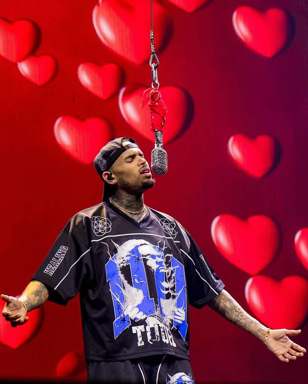 Chris Brown Releaes “Residuals” Video