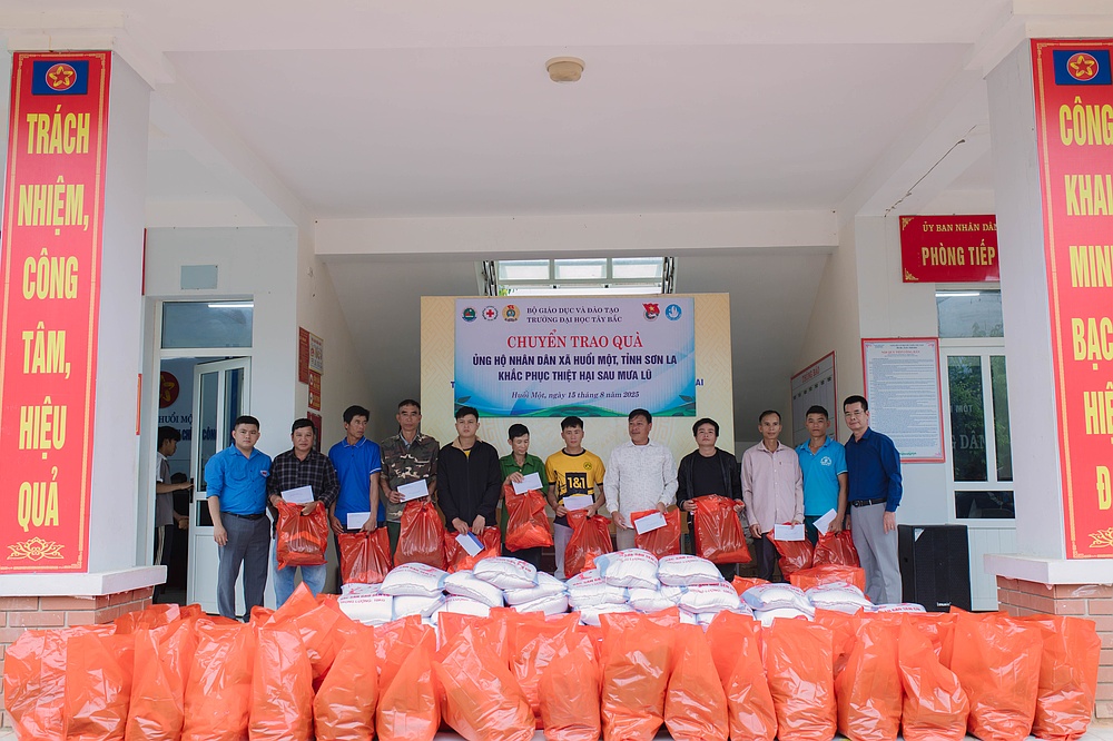 Trường Đại học Tây Bắc trao quà ủng hộ nhân dân xã Huổi Một, tỉnh Sơn La khắc phục thiệt hại sau mưa lũ