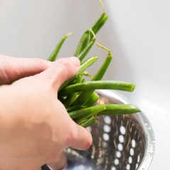 Đậu que rửa sạch, tước bỏ xơ, để ráo. Bắc chảo lên bếp, cho bơ lạt vào đun nóng với lửa cao, đun bơ sôi và chuyển nâu trong 2-3 phút, tắt lửa. Sau đó để nguội, ta được phần bơ nâu.