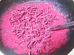Cho củ dền, 200g đường vào tô trộn đều lên và ướp đường khoảng 1-2 tiếng cho thấm đường. Sau đó, cho củ dền lẫn nước đường vào chảo, bật bếp lửa to đun sôi thì hạ lửa nhỏ vừa, thi thoảng đảo đều cho mứt không bị cháy. Thêm vani vào, sên như vậy cho đến khi mứt cạn nước đường thì đảo liên tục và tắt bếp. Nhưng vẫn đảo thêm vài phút, mứt sẽ khô dần và có đường kết tinh bám trên mứ. Cứ đảo cho đến khi mứt khô hoàn toàn và nhiệt độ trong chảo giảm hẳn là được.