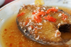 Dọn cá ra dĩa và dùng nóng ngay thôi nào. Lưu ý món ăn này chỉ dành cho dân ăn cay chính hiệu thôi nhé, nên ăn nóng sẽ càng ngon hơn nhiều nè.