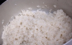 Sau đó chắc cạn nước đặt lại lên bếp, xới đều, để lửa thật nhỏ liu riu, đậy nấp nấu chín. Khi xôi chín nêm vào 1 muỗng canh đường xới đều lên là được.