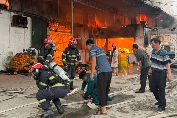 Kịp thời dập tắt đám cháy tại xưởng sản xuất bánh kẹo ở xã Hương Sơn - Đài Phát thanh và truyền hình Hà Nội