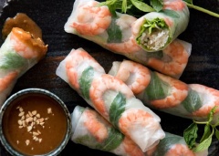 Thưởng thức thôi nào. Chỉ với những thao tác đơn giản là bạn đã có ngay món ăn thơm ngon cho gia đình mình thưởng thức rồi, nhớ chấm cùng sốt đậu phộng để cảm nhận sự tinh tế đến từ đôi tay khéo léo của bạn nhé!