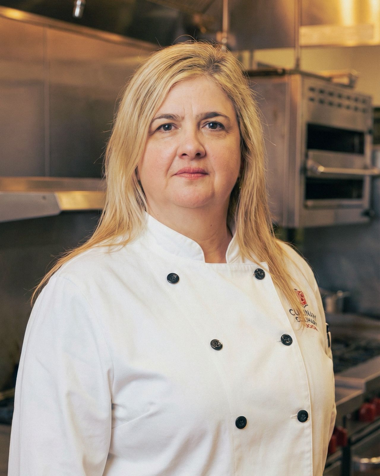 La chef Natalia Cuartas preparando un plato con dedicación.