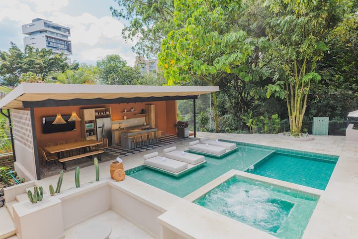 Luxury private villa pool — Medellín