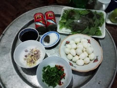 Trứng cút đem luộc khoảng 5 phút. Sau đó cho vào tô nước đá lạnh để dễ bóc vỏ.