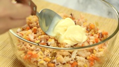 Đun nóng 1 muỗng canh dầu ăn. Cho 30gr hành tây, 30gr cà rốt cắt hạt lựu và 20gr đậu xanh không vỏ rửa sạch. Tiếp theo cho 200gr thịt cua, 200gr mực và 200gr tôm vào xào săn lại. Nêm gia vị gồm 1/2 muỗng cà phê hạt nêm, 1/2 muỗng cà phê tiêu và 1 muỗng cà phê nước mắm. Sau đó để nhân chả giò hải sản nguội hoàn toàn thì cho 30gr sốt mayonnaise vào trộn đều với nhau nữa là hoàn tất.