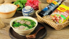 Múc canh ra tô, ăn cùng cơm nóng. Canh thơm đặc trưng mùi cua đồng có thêm chút mắm tôm, những tảng riêu cua béo bùi cộng với rau xanh ngọt mát, bữa trưa hè nóng bức mà có tô canh như thế này trong mâm cơm thì quá tuyệt vời đúng không.