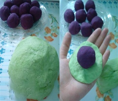 Sau 1 giờ khi bột bánh bao đã nở thêm và hoàn thành phần nhân khoai tím. Chia khối bột làm 8 phần đều, vê tròn ấn dẹp rồi cho ngân khoai lang tím vào, bọc kín lại. Đem hấp bánh bao trà xanh nhân khoai lang tím trong 20-25 phút. Sau khi bánh bao hấp chín, mở nắp vung, hạ nhỏ lửa, để yên thêm 5 phút là có thể lấy bánh khởi xửng hấp và thưởng thức rồi đấy.