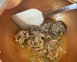 Ướp bò với xíu nước tương và tỏi băm để thấm 15 ph. Phi tỏi thơm để bò riêng.
