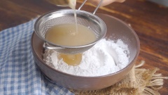 Cho 15gr bột gạo vào 160gr bột năng. Sau đó rây hỗn hợp cốt dừa và đường vào hỗn hợp bột rồi trộn đều. Nhồi bằng tay để được hỗn hợp đồng nhất mịn và không dính tay rồi đem bột đi ủ 12 tiếng.