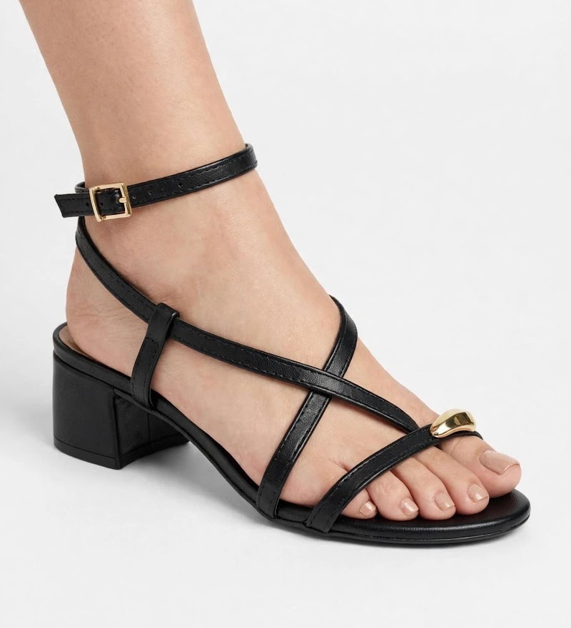 Sandalias de tacón bajo con tiras