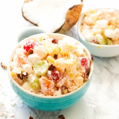 Salad trái cây Marshmallow có thể ăn vặt, ăn tráng miệng hay thay bữa ăn sáng đều được. Bạn có thể thay thế bất kì loại trái cây nào mà bạn thích. Nếu đang ăn chế độ giảm cân giữ dáng thì nên chỉ dùng sữa chua không đường nha.