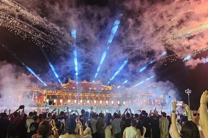 'Biển người' đổ về Đại nội Huế trải nghiệm không gian hoàng cung về đêm - Báo Sức Khỏe &amp; Đời Sống