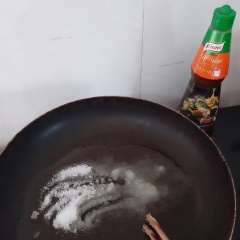 Cho 3 muỗng canh Knorr Xốt nêm vào thịt đảo đều, để 15 phút. Bắc chảo lên bếp, cho vào 2 muỗng canh dầu ăn, thêm 2 muỗng canh đường, mở lửa vừa, đảo từ từ cho đến khi đường chuyển sang màu cánh gián và sôi lên. Sau đó thêm 600ml nước, nêm 1 muỗng canh đường. Đun cho nước kho sôi lên thì cho thịt ba chỉ vào, kho thịt 15 phút. Sau đó cho trứng vào, kho thêm 15 phút nữa cho nước kho cạn sền sệt, thịt và trứng lên màu cánh gián đẹp mắt là được.