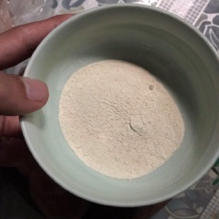 Pha bột với nước để dễ nhúng hơn, còn mình thì nhúng trực tiếp vào bột luôn. Bạn để ướp khoảng tầm 5-7 phút cho gia vị trong bột thấm vào chân giò.
