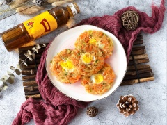 Một chiếc bánh chả rau củ có trứng cút ở giữa vừa giòn tan, nóng hổi, thơm lừng kèm vị beo béo khá là lạ miệng và thích hợp dành cho bé nào kén ăn rau nha. Các mẹ nhanh tay thử làm ngay chả rau củ trứng cút chiên này nhé.