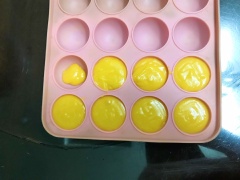 Trứng muối làm sạch và hấp chín. Hâm nóng phần kem tươi, cho tất cả nguyên liệu phần nhân tan chảy vào máy xay, xay nhuyễn. Sau đó cho phần nhân tan chảy vảo khuôn cake pop và để phần nhân vào tủ đá đến khi đông cứng hoàn toàn.